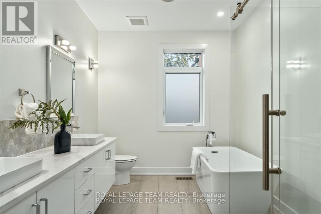 16 First Avenue, Ottawa, ON - Indoor Photo Showing Bathroom