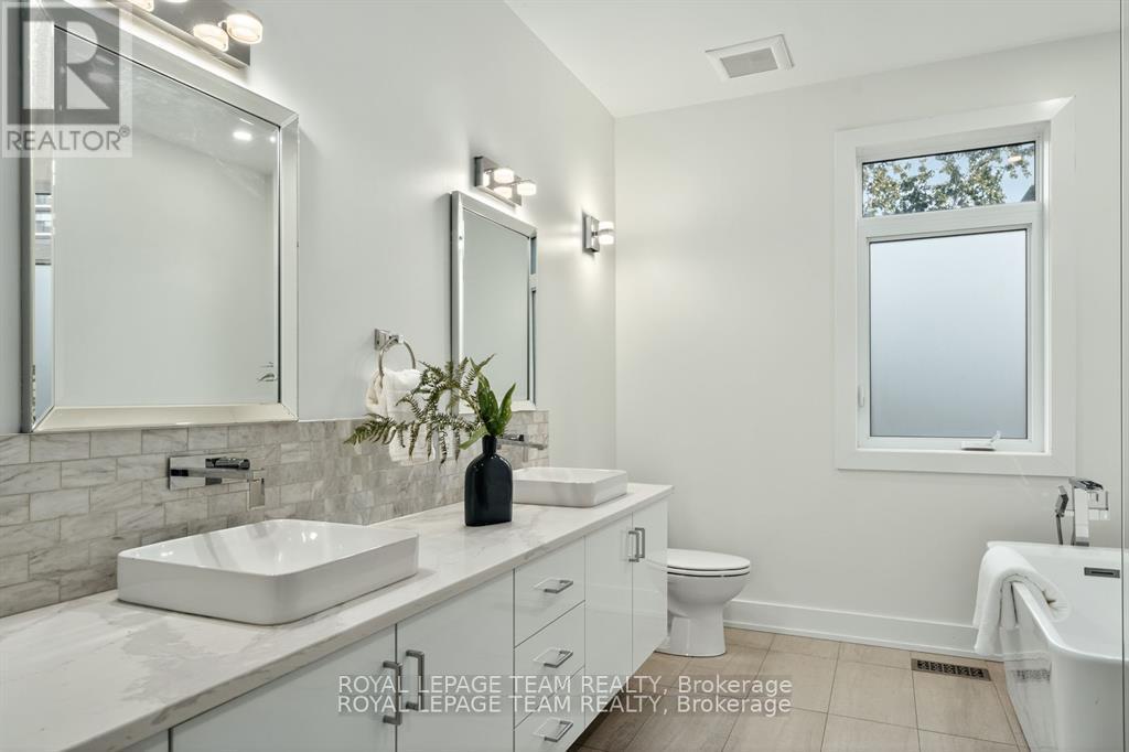 16 First Avenue, Ottawa, ON - Indoor Photo Showing Bathroom