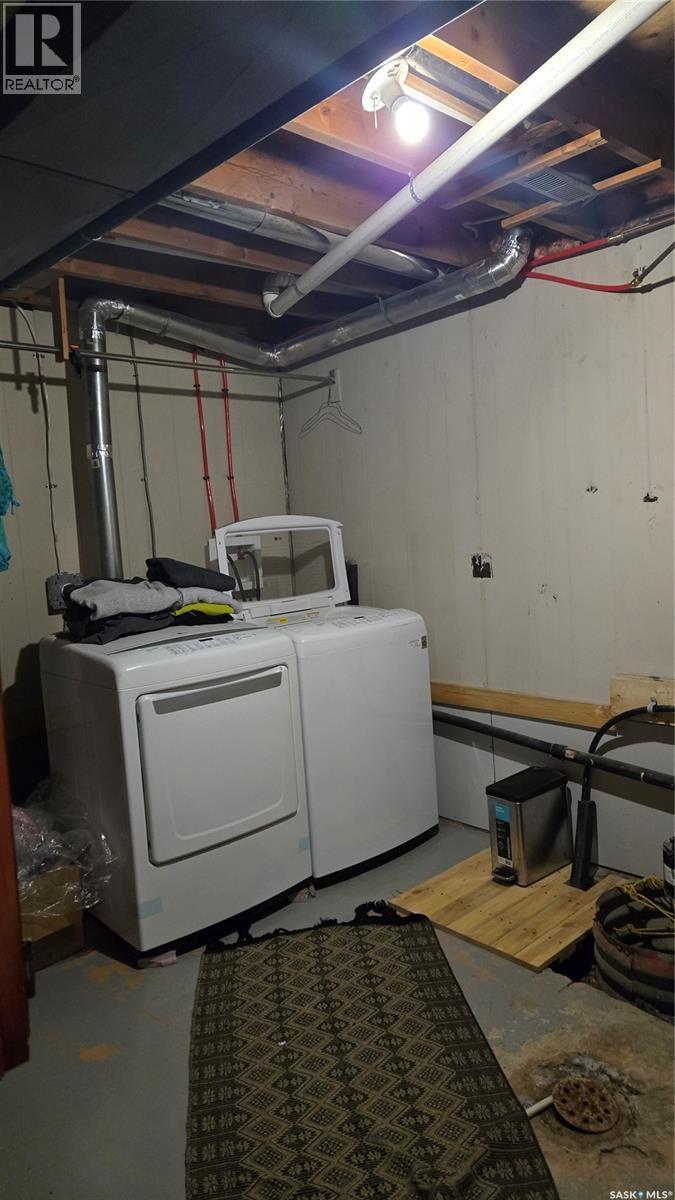 112 4Th Street E, Carnduff, SK - Indoor Photo Showing Laundry Room