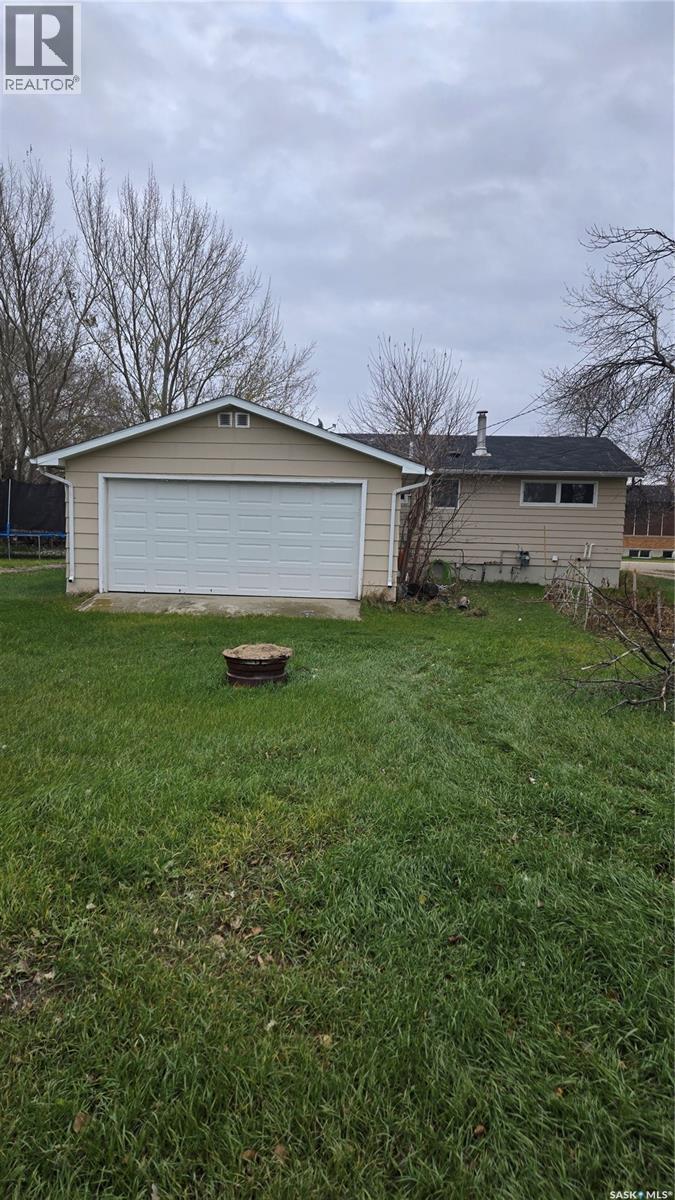 112 4Th Street E, Carnduff, SK - Outdoor