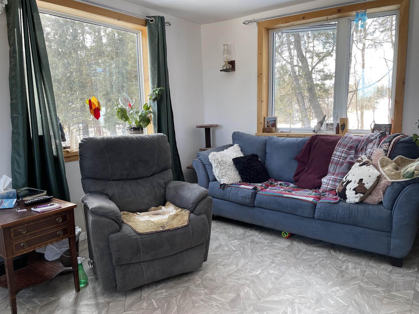 3968 Hwy 11/17, Thunder Bay, ON - Indoor Photo Showing Living Room