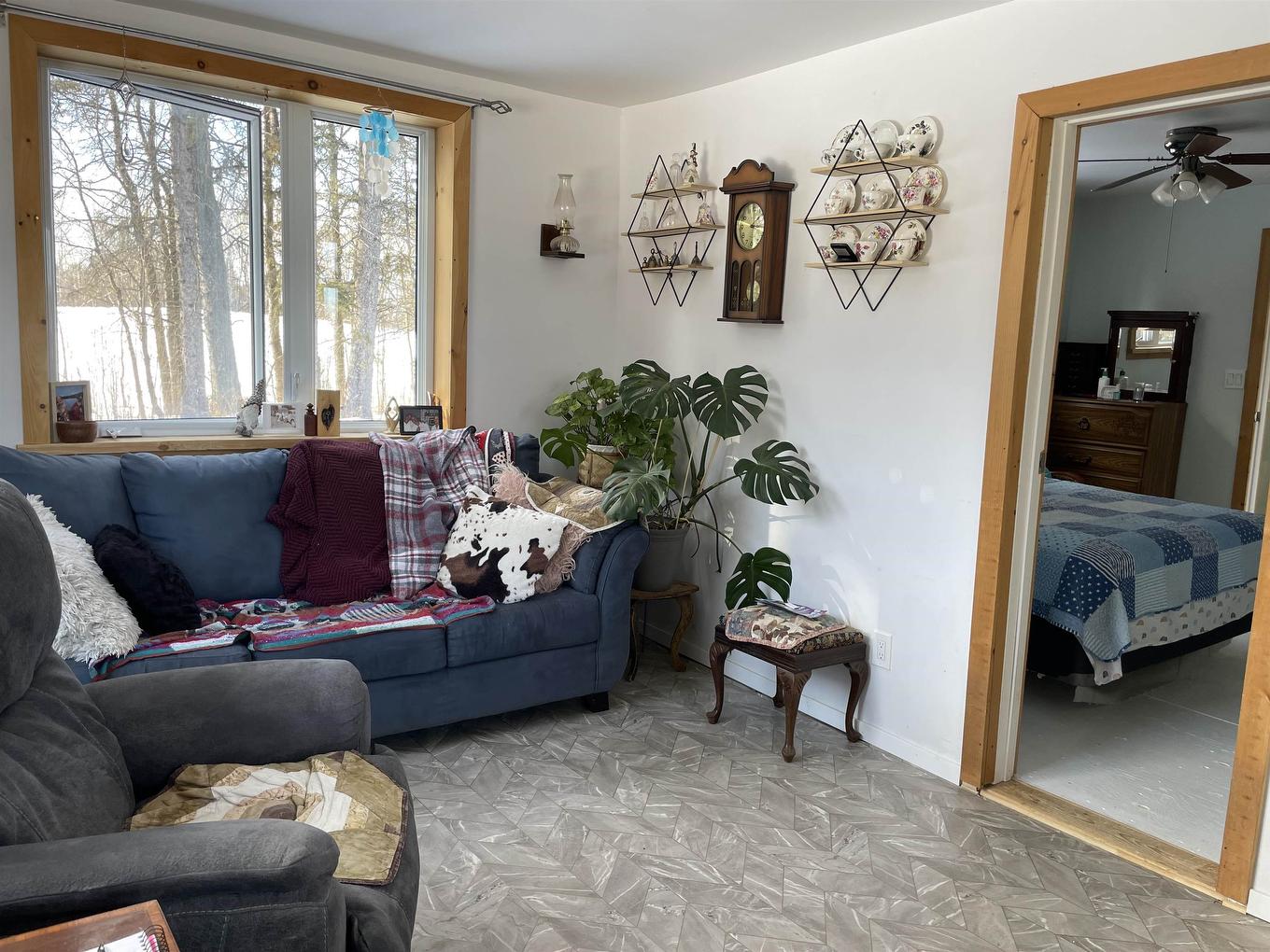 3968 Hwy 11/17, Thunder Bay, ON - Indoor Photo Showing Living Room