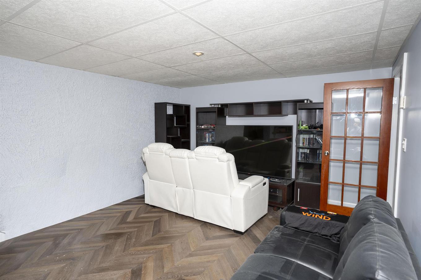 545 Cambrian Crescent, Thunder Bay, ON - Indoor Photo Showing Living Room With Fireplace