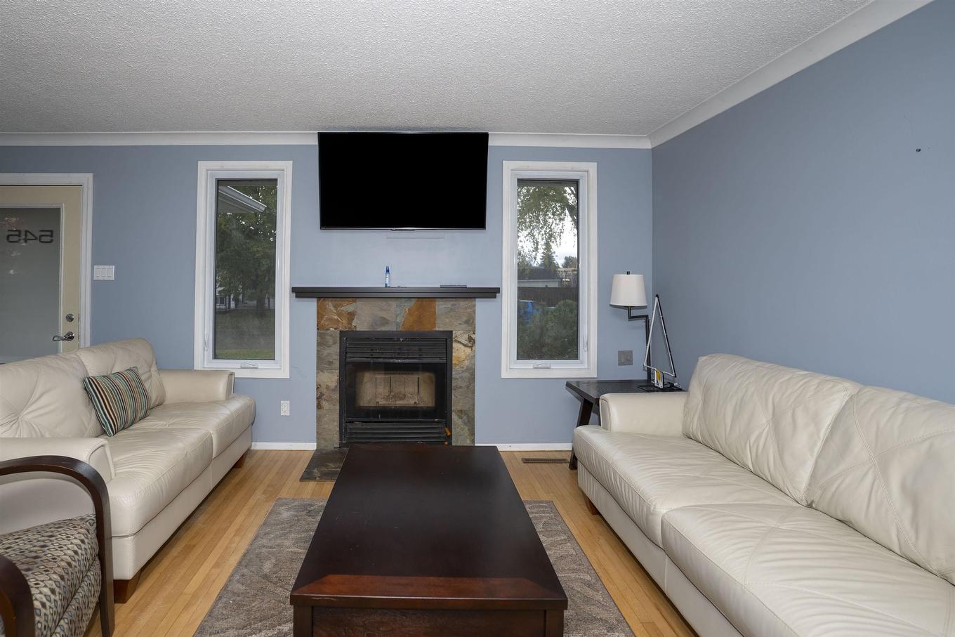 545 Cambrian Crescent, Thunder Bay, ON - Indoor Photo Showing Living Room With Fireplace