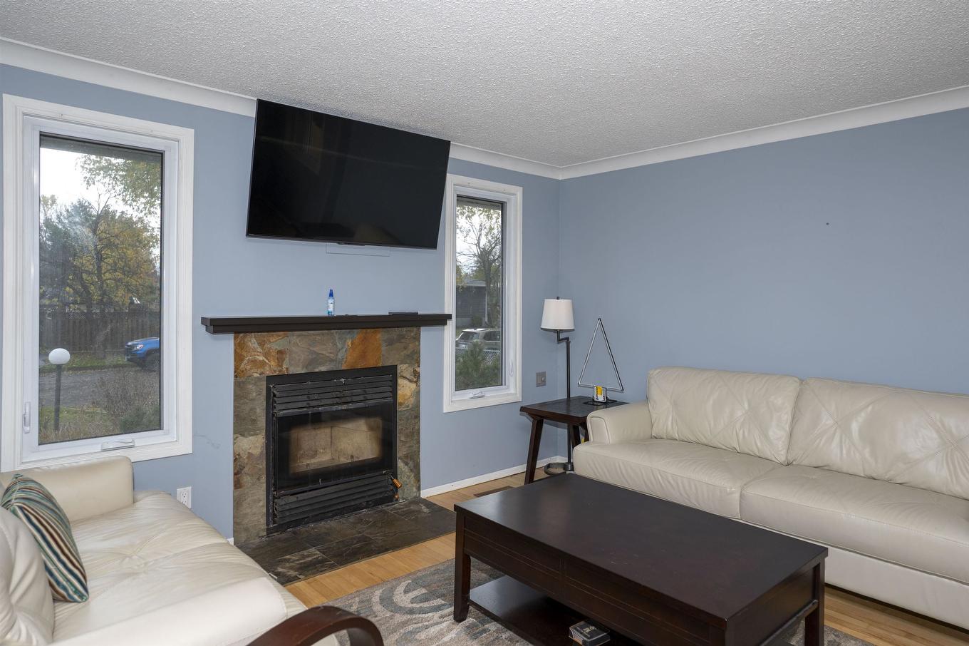 545 Cambrian Crescent, Thunder Bay, ON - Indoor Photo Showing Living Room With Fireplace