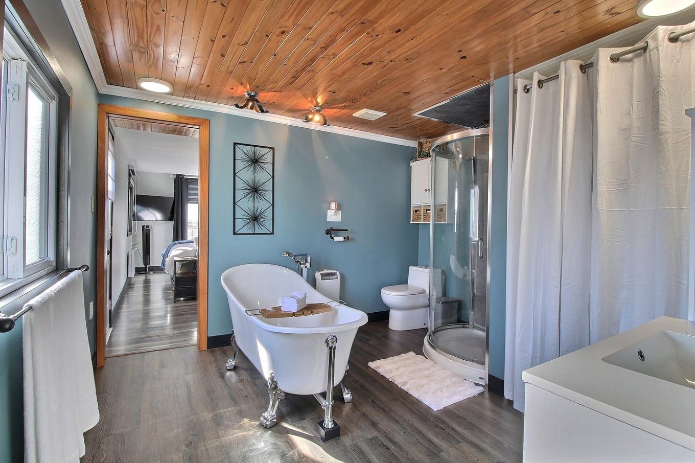 Vue d'ensemble - 1745 Rue Le Baron, Val-D'Or, QC - Indoor Photo Showing Bathroom