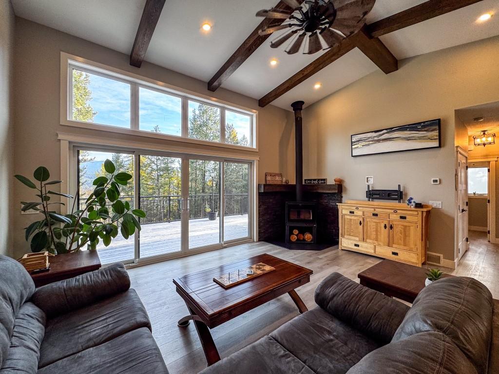 9905 Osprey Landing Drive, Wardner, BC - Indoor Photo Showing Living Room