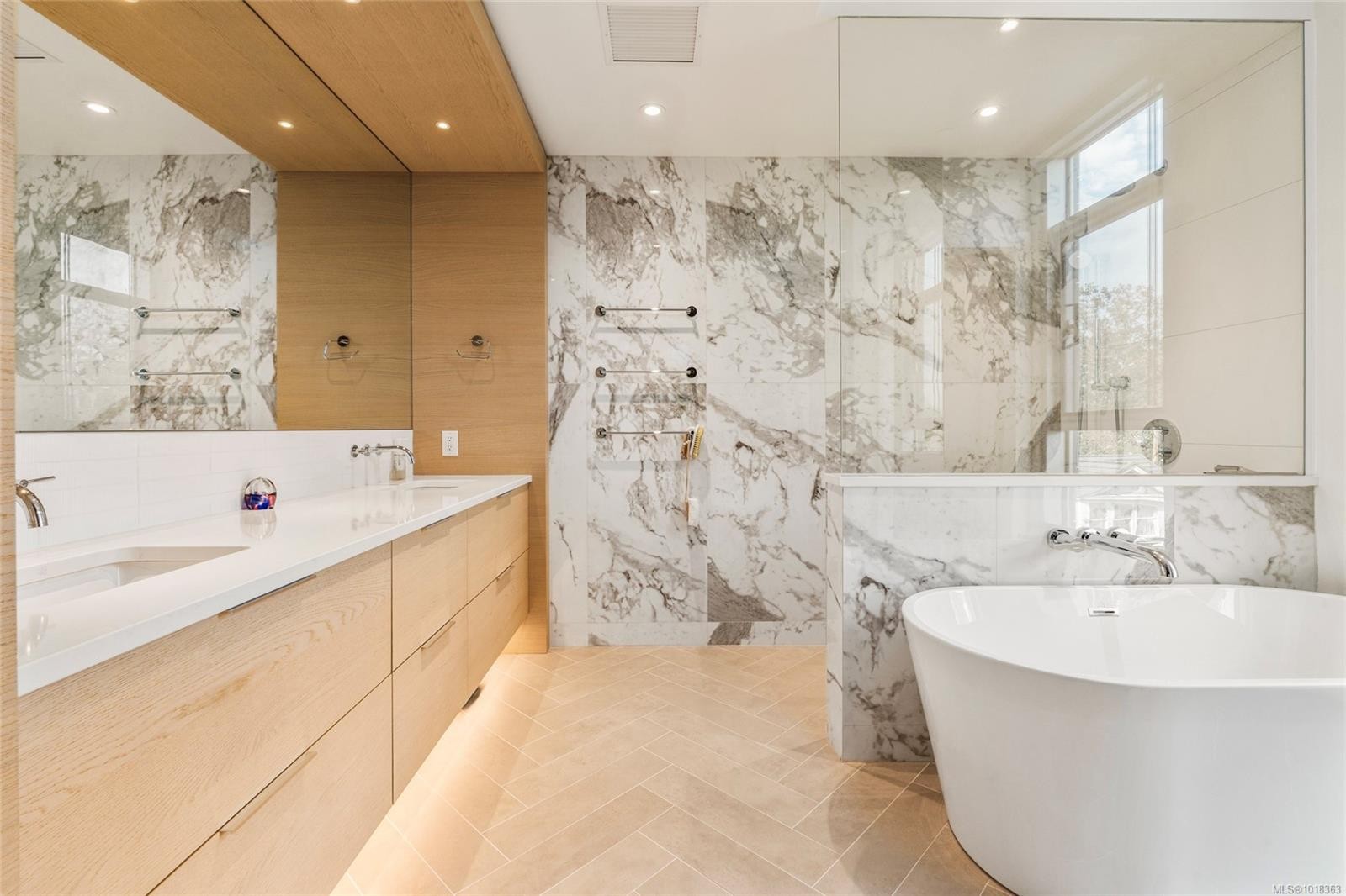 301-1916 Oak Bay Ave, Victoria, BC - Indoor Photo Showing Bathroom