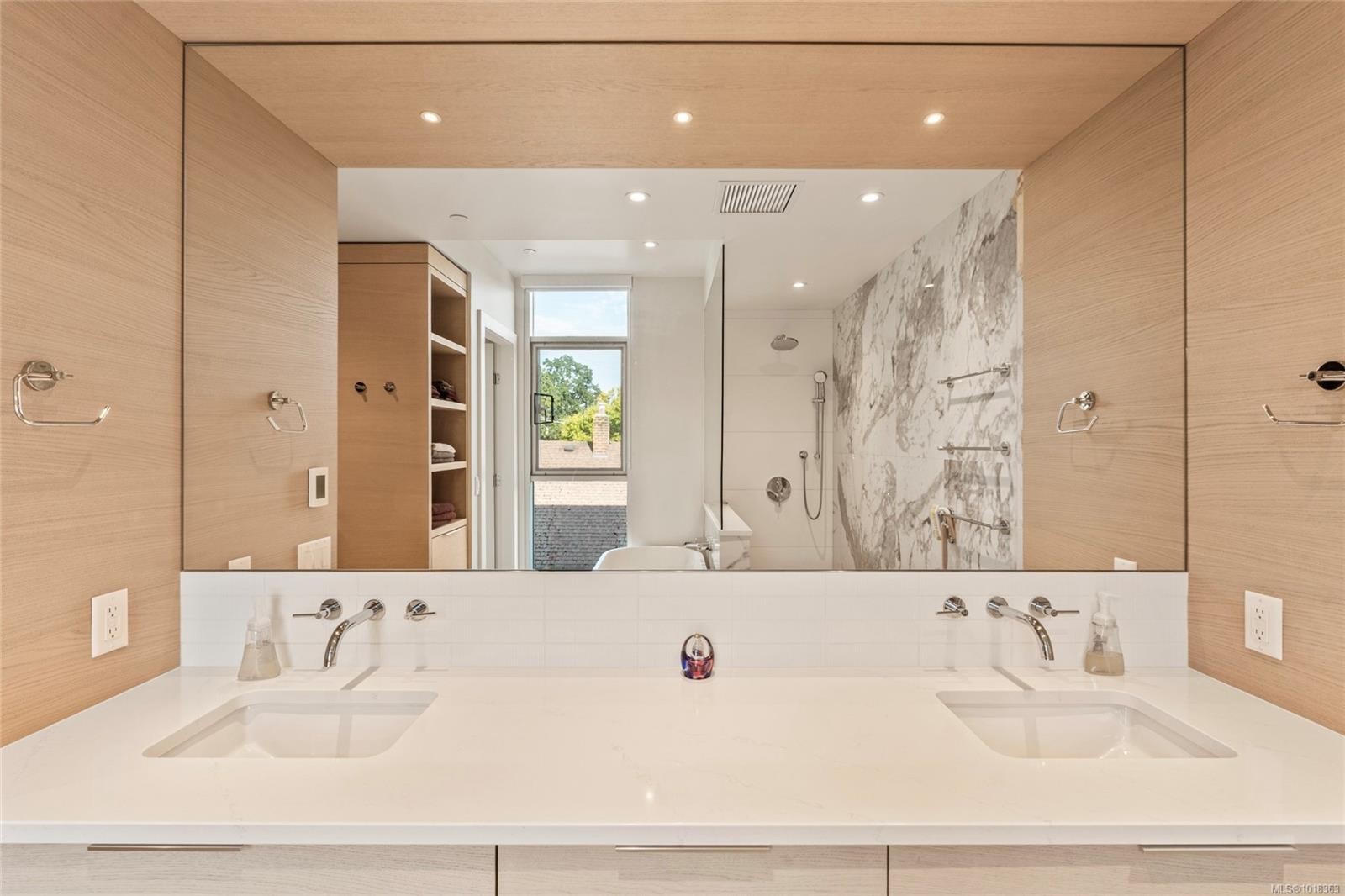 301-1916 Oak Bay Ave, Victoria, BC - Indoor Photo Showing Bathroom