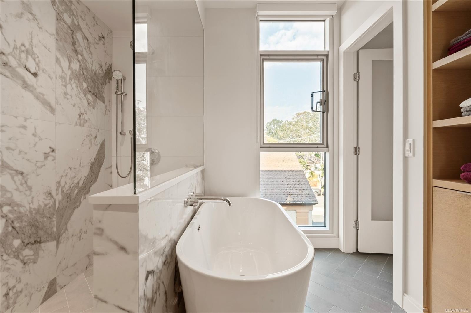 301-1916 Oak Bay Ave, Victoria, BC - Indoor Photo Showing Bathroom