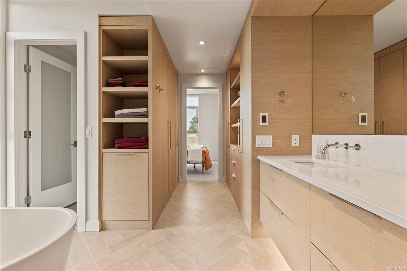 301-1916 Oak Bay Ave, Victoria, BC - Indoor Photo Showing Bathroom