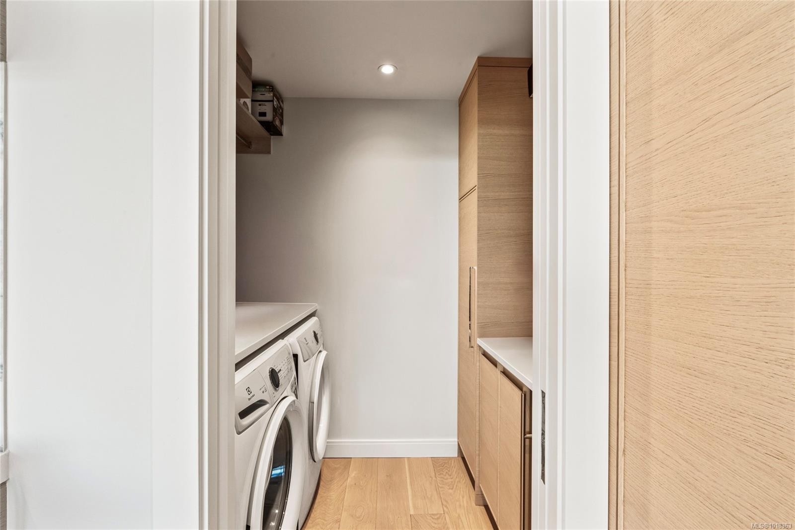 301-1916 Oak Bay Ave, Victoria, BC - Indoor Photo Showing Laundry Room