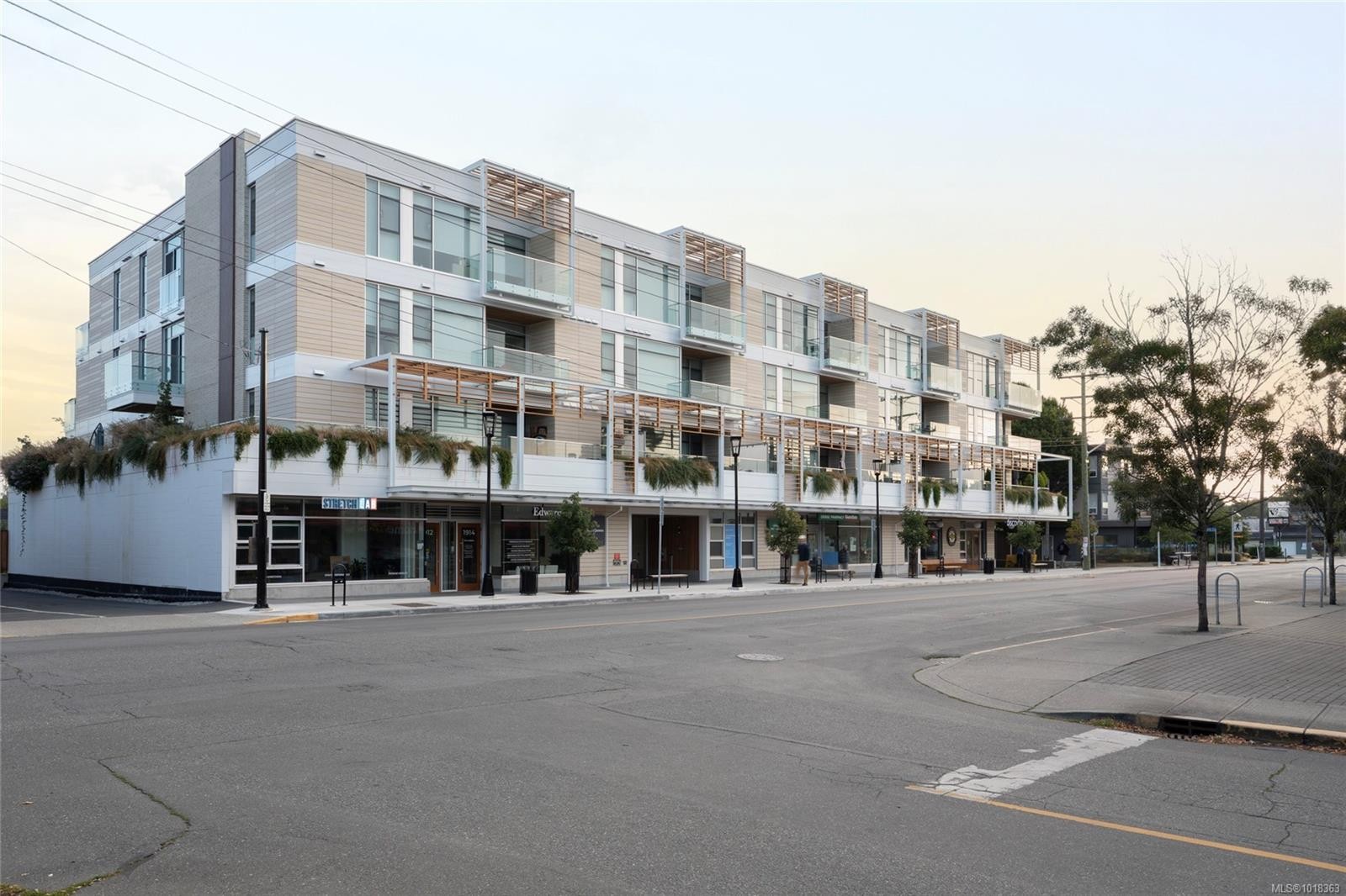 301-1916 Oak Bay Ave, Victoria, BC - Outdoor With Facade