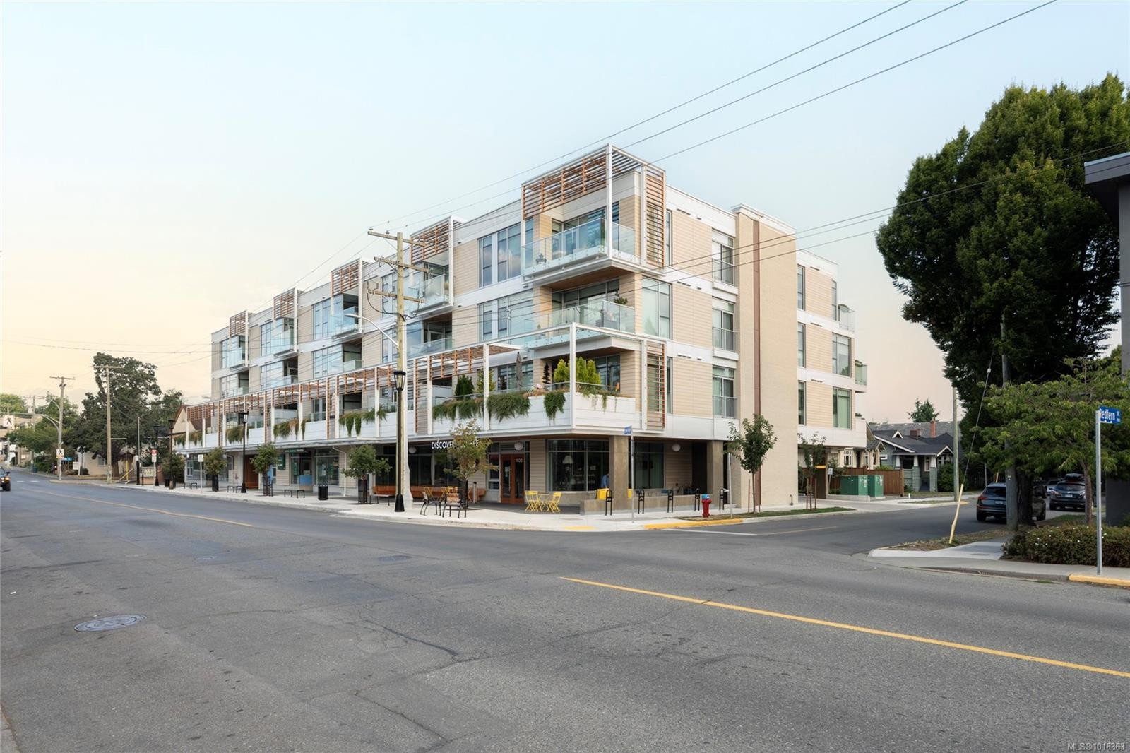 301-1916 Oak Bay Ave, Victoria, BC - Outdoor With Facade