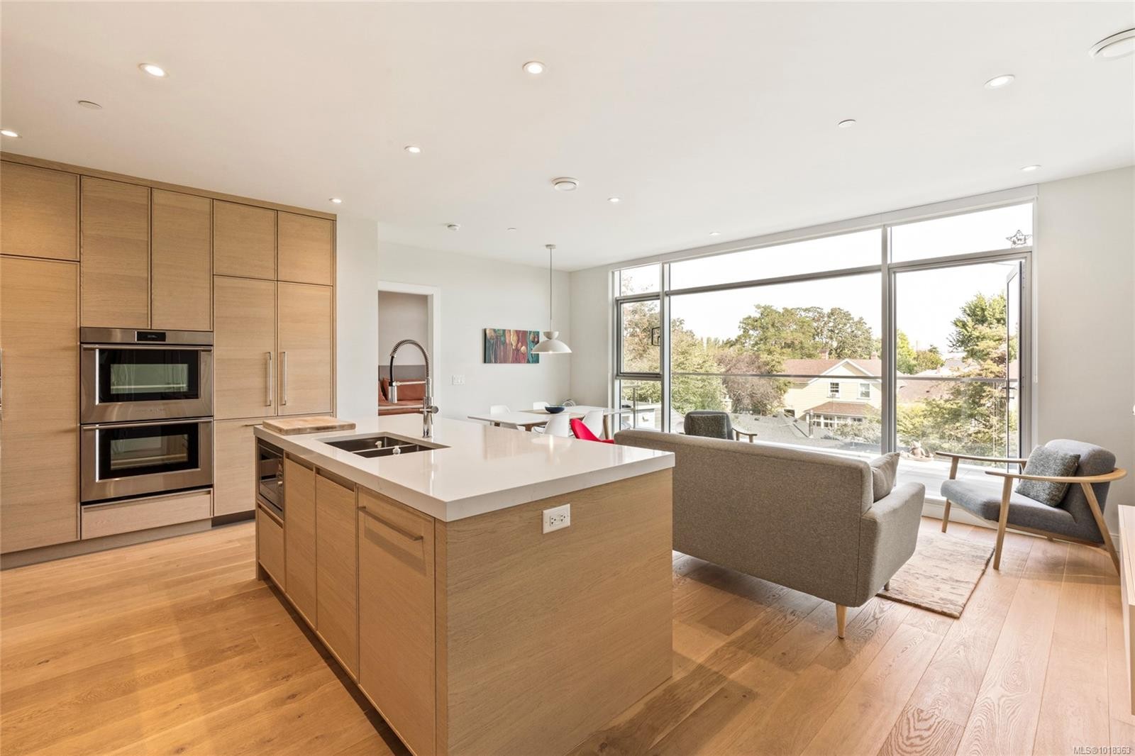 301-1916 Oak Bay Ave, Victoria, BC - Indoor Photo Showing Kitchen With Double Sink