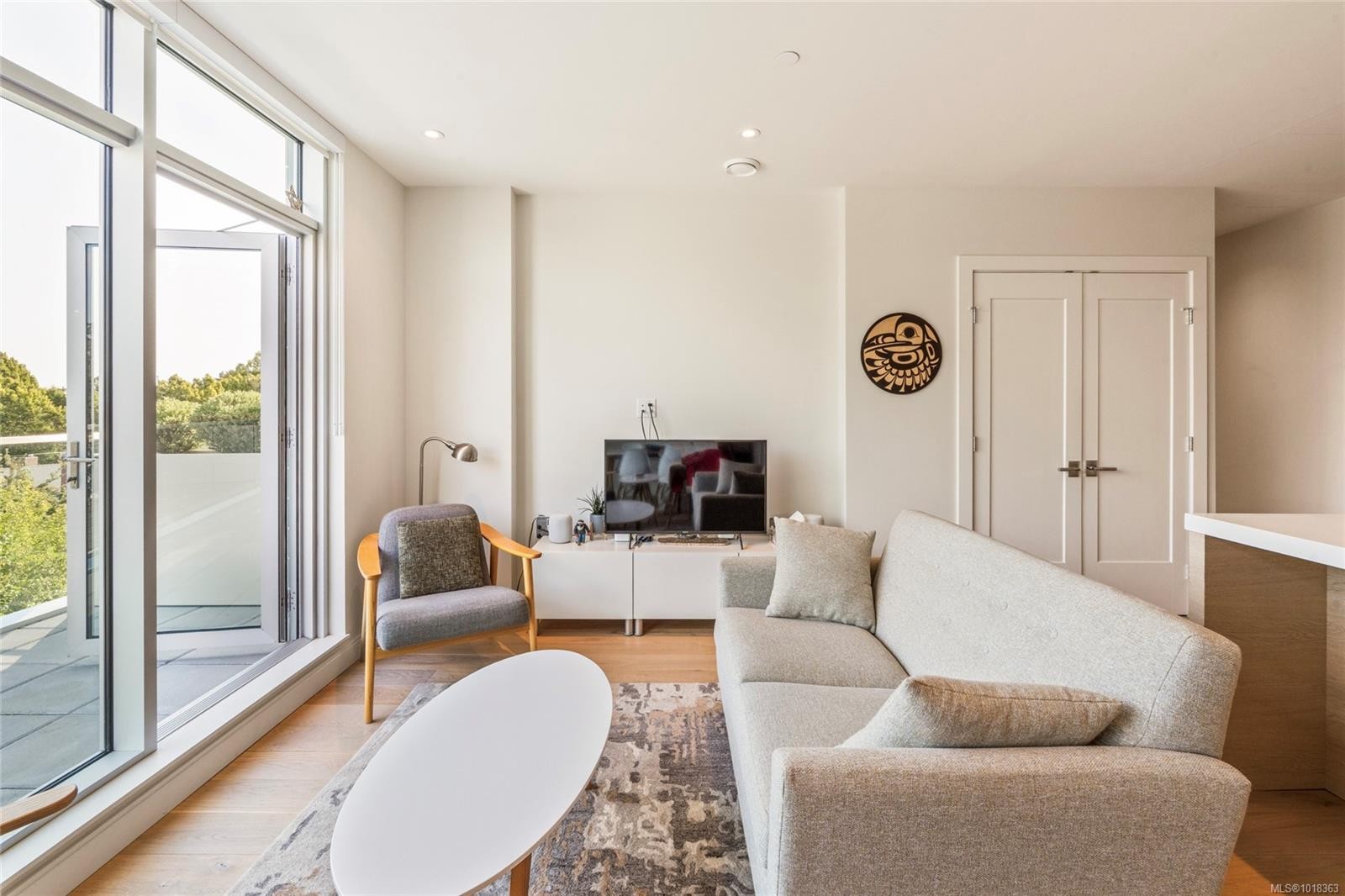 301-1916 Oak Bay Ave, Victoria, BC - Indoor Photo Showing Living Room