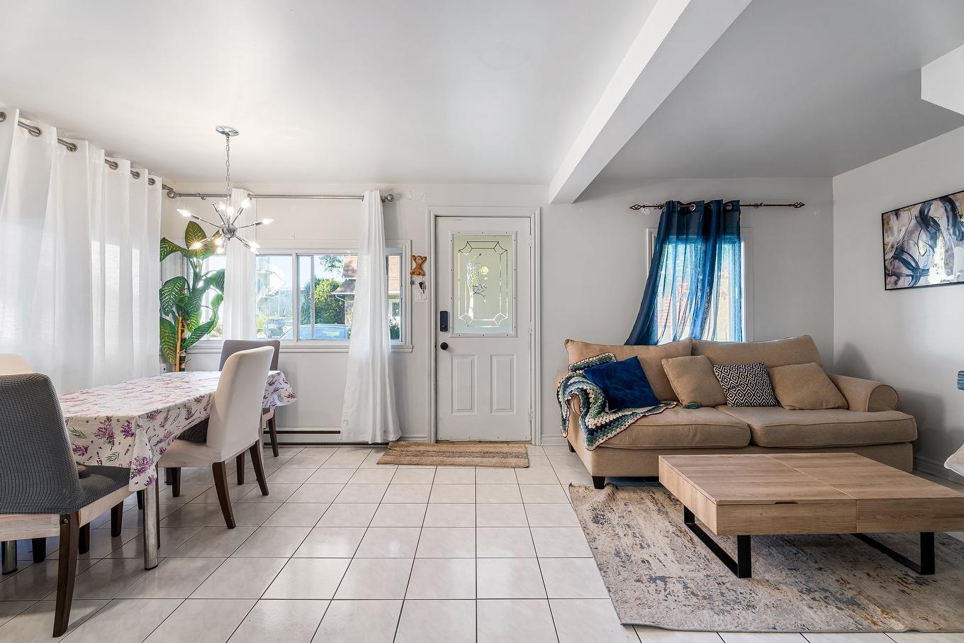 Salon - 711 - 711B Rue Labelle, Saint-Jérôme, QC - Indoor