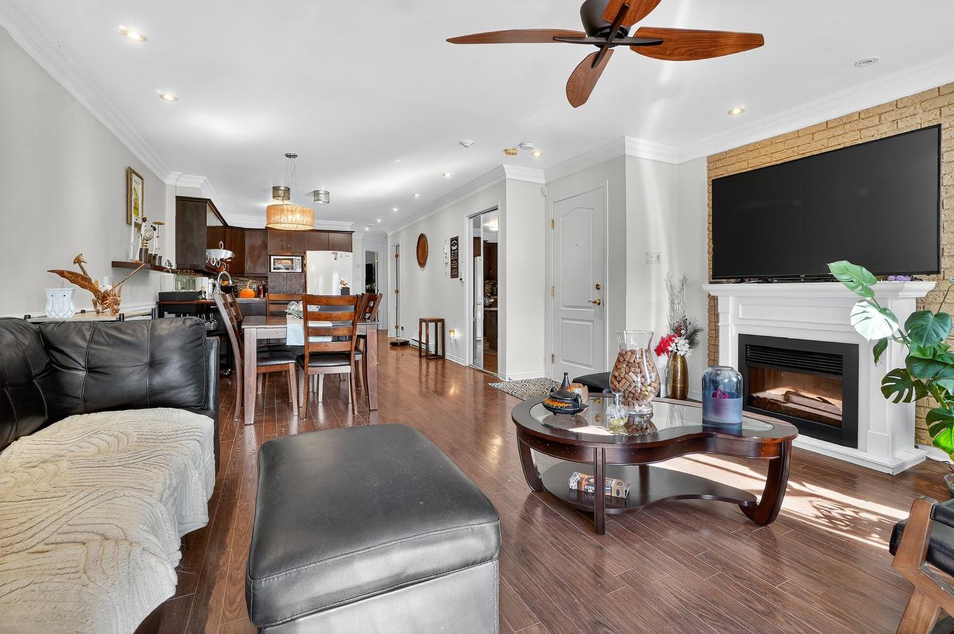 Overall view - 301-16239 Rue Forsyth, Montréal (Rivière-Des-Prairies/Pointe-Aux-Trembles), QC - Indoor Photo Showing Living Room With Fireplace