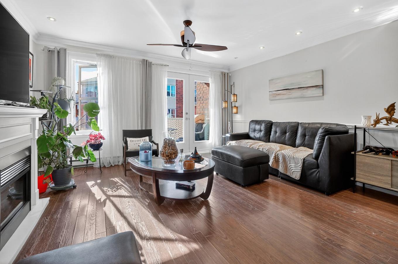 Living room - 301-16239 Rue Forsyth, Montréal (Rivière-Des-Prairies/Pointe-Aux-Trembles), QC - Indoor Photo Showing Living Room With Fireplace