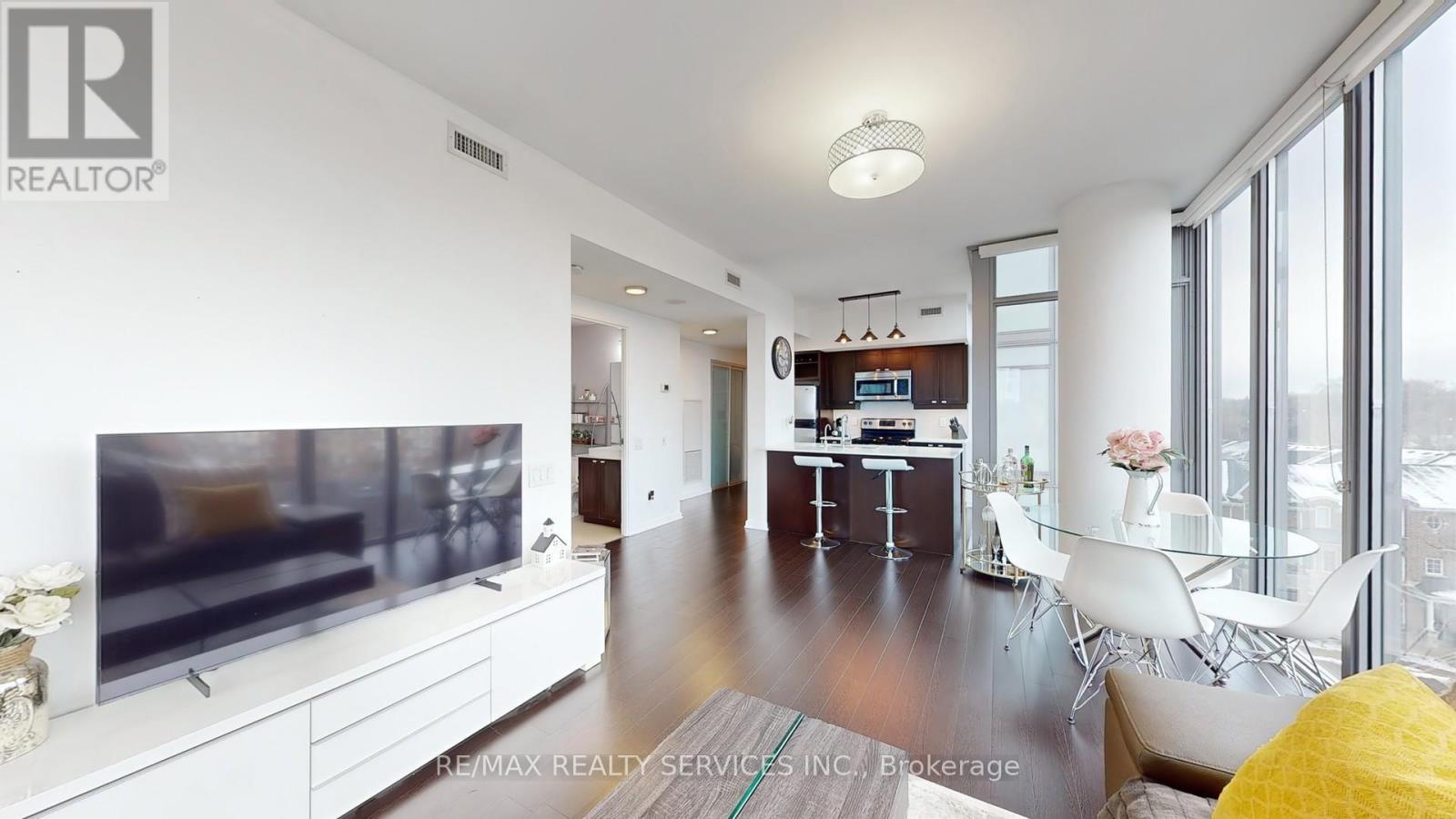 511 - 105 The Queensway Avenue, Toronto, ON - Indoor Photo Showing Living Room