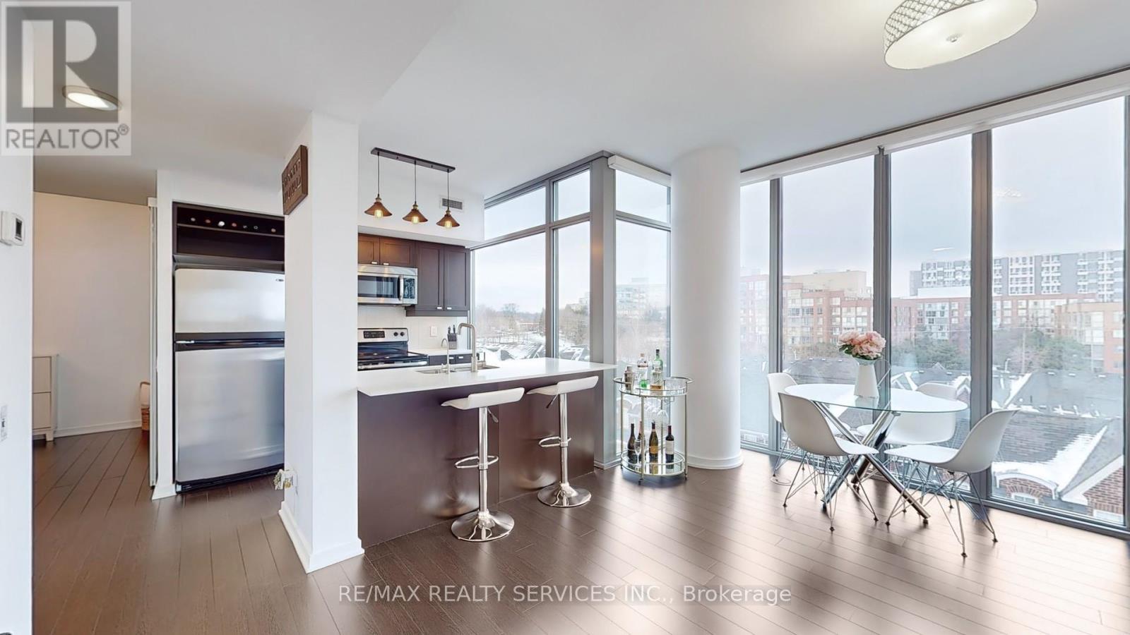 511 - 105 The Queensway Avenue, Toronto, ON - Indoor