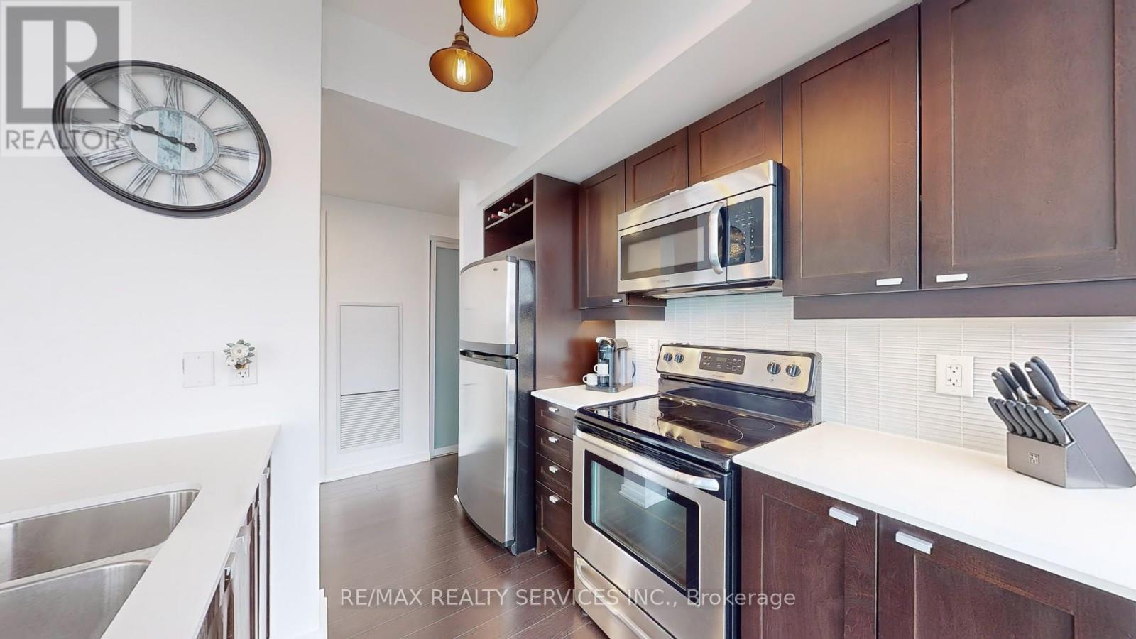 511 - 105 The Queensway Avenue, Toronto, ON - Indoor Photo Showing Kitchen With Double Sink