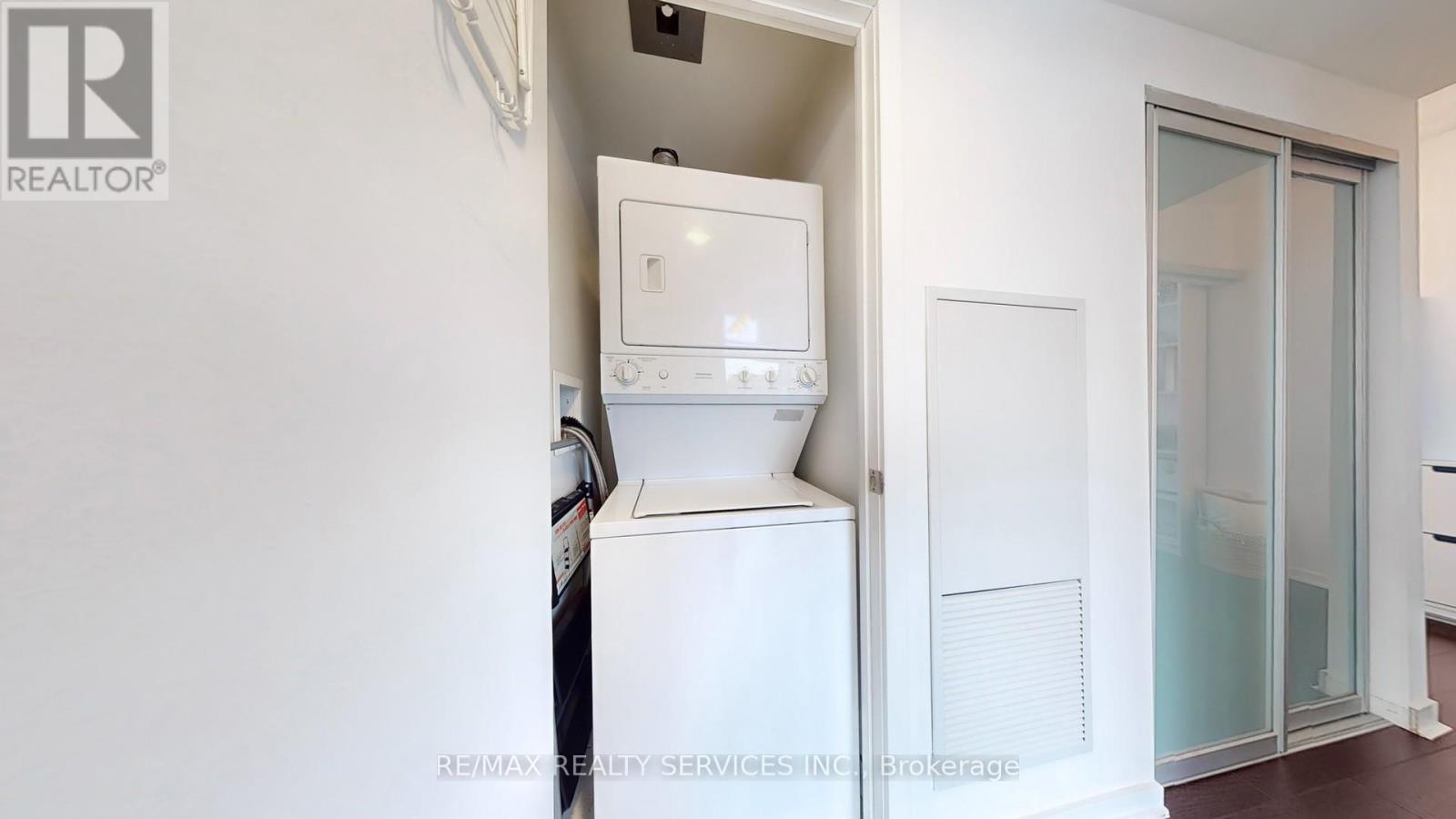 511 - 105 The Queensway Avenue, Toronto, ON - Indoor Photo Showing Laundry Room