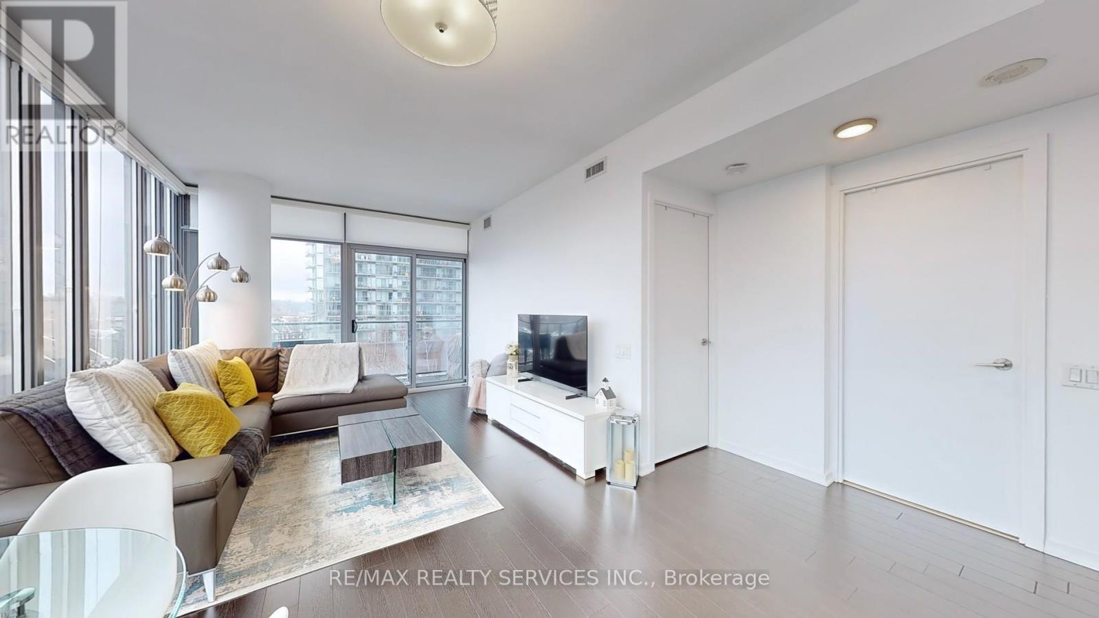 511 - 105 The Queensway Avenue, Toronto, ON - Indoor Photo Showing Living Room