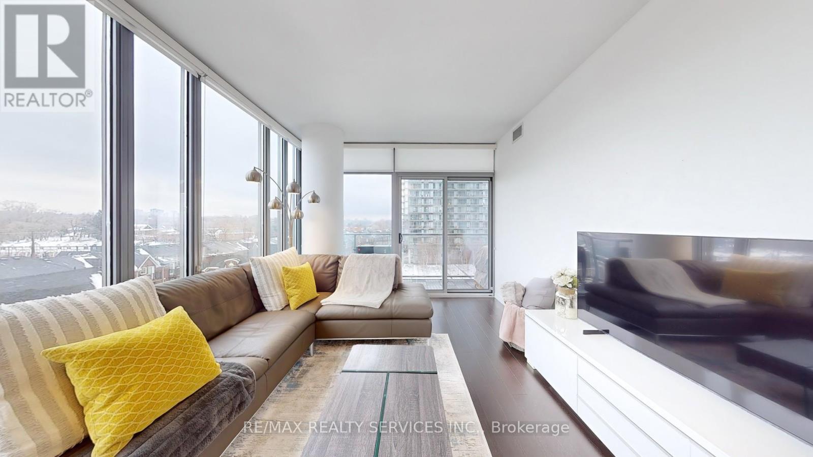 511 - 105 The Queensway Avenue, Toronto, ON - Indoor Photo Showing Living Room