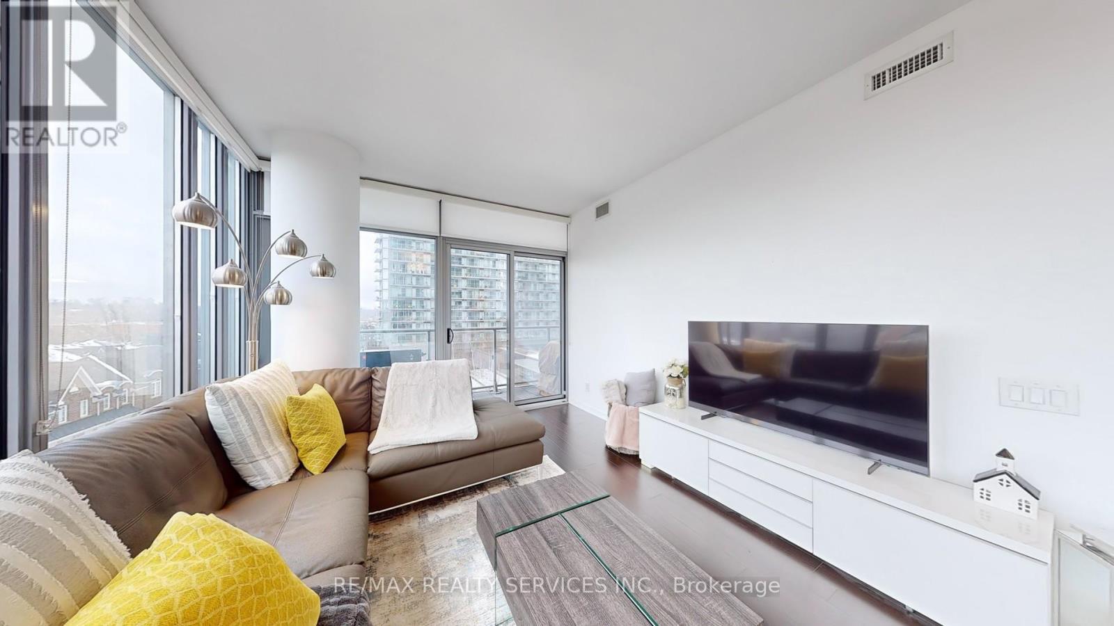 511 - 105 The Queensway Avenue, Toronto, ON - Indoor Photo Showing Living Room