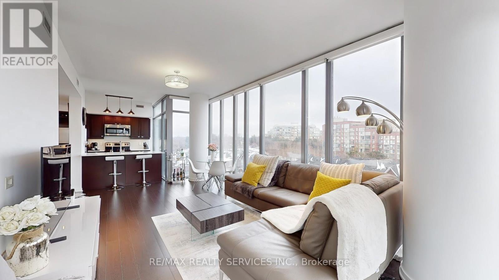 511 - 105 The Queensway Avenue, Toronto, ON - Indoor Photo Showing Living Room