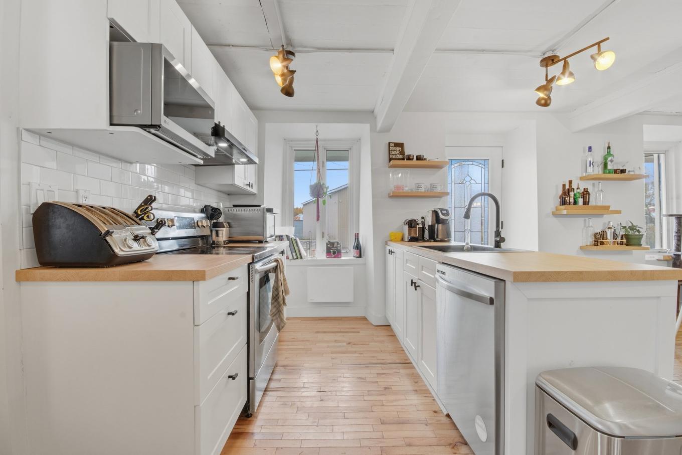 Cuisine - 5795 - 5805 Rg Du Bas-St-François, Laval (Duvernay), QC - Indoor Photo Showing Kitchen With Upgraded Kitchen