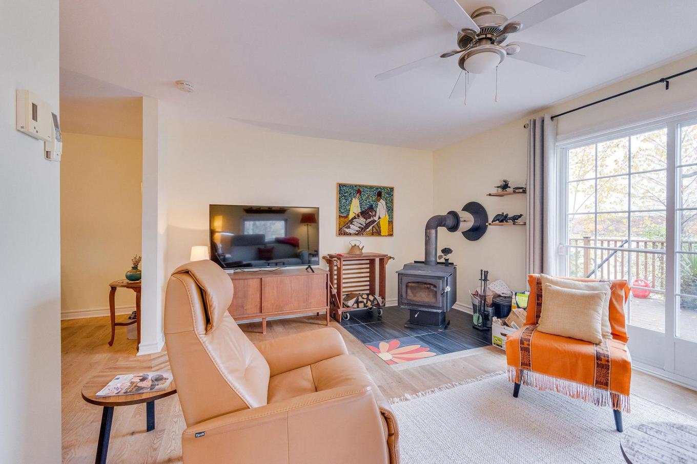 Salon - 1804 Ch. De La Grande-Presqu'Île, Plaisance, QC - Indoor Photo Showing Living Room With Fireplace