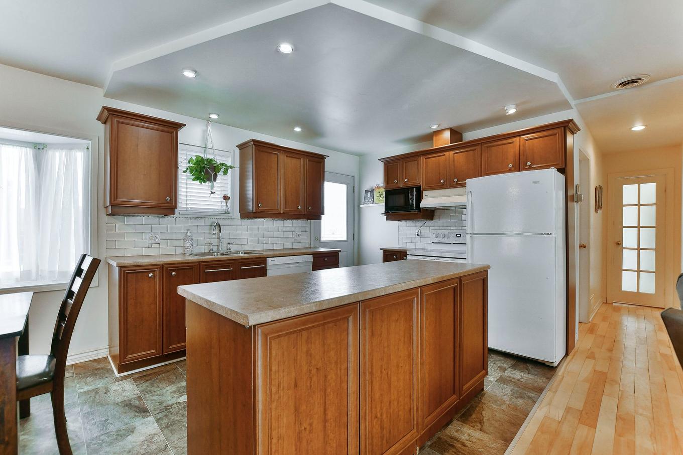 Kitchen - 84 Rue Onulphe-Peltier, L'Épiphanie, QC - Indoor Photo Showing Kitchen