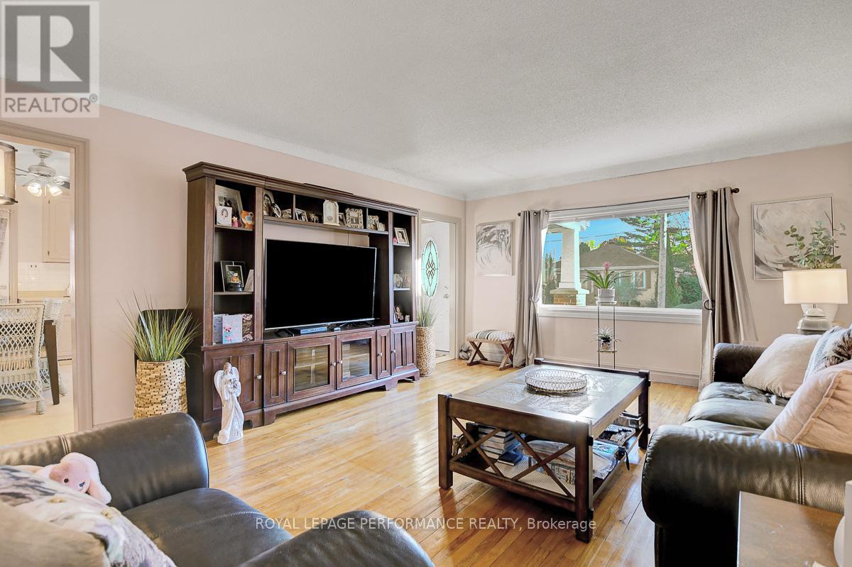 103 Glynn Avenue, Ottawa, ON - Indoor Photo Showing Living Room