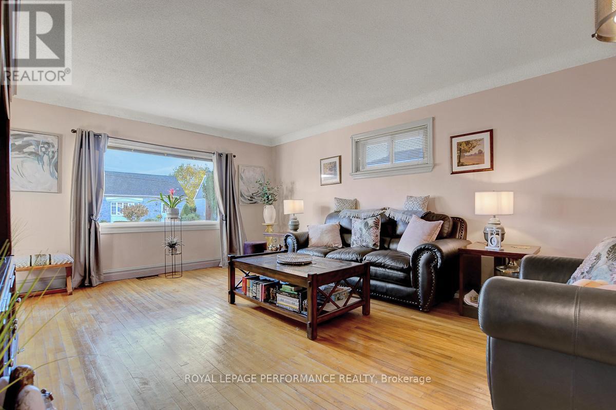 103 Glynn Avenue, Ottawa, ON - Indoor Photo Showing Living Room