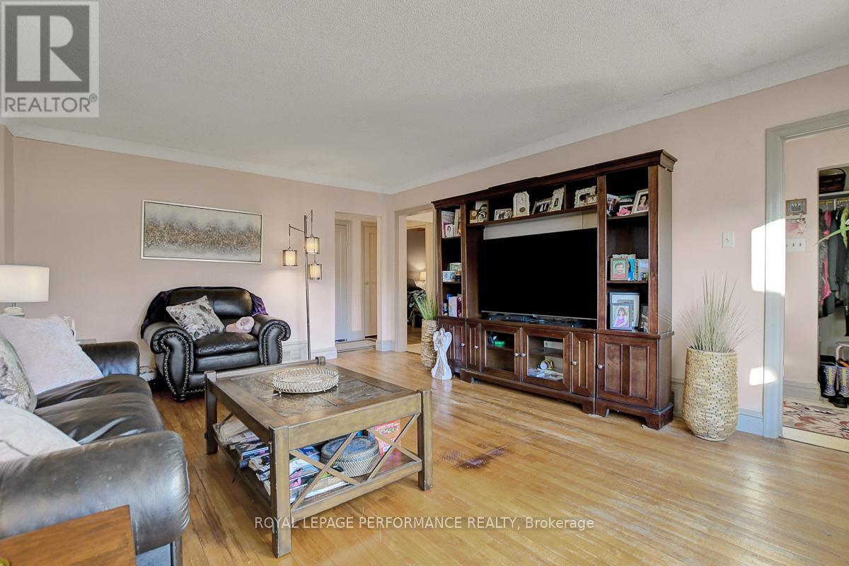 103 Glynn Avenue, Ottawa, ON - Indoor Photo Showing Living Room