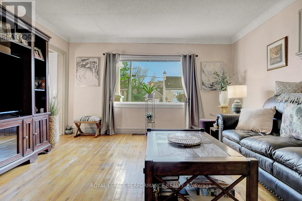 103 Glynn Avenue, Ottawa, ON - Indoor Photo Showing Living Room