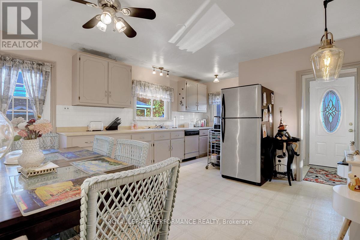 103 Glynn Avenue, Ottawa, ON - Indoor Photo Showing Kitchen