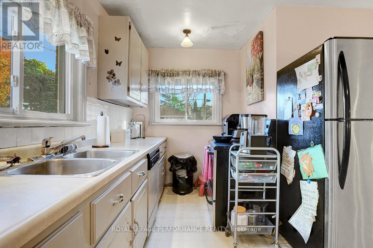 103 Glynn Avenue, Ottawa, ON - Indoor Photo Showing Kitchen With Double Sink