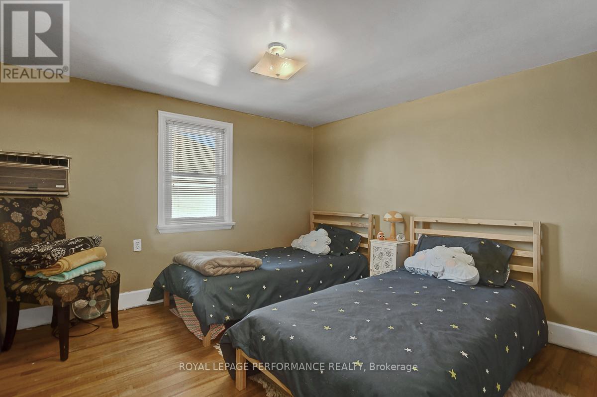 103 Glynn Avenue, Ottawa, ON - Indoor Photo Showing Bedroom