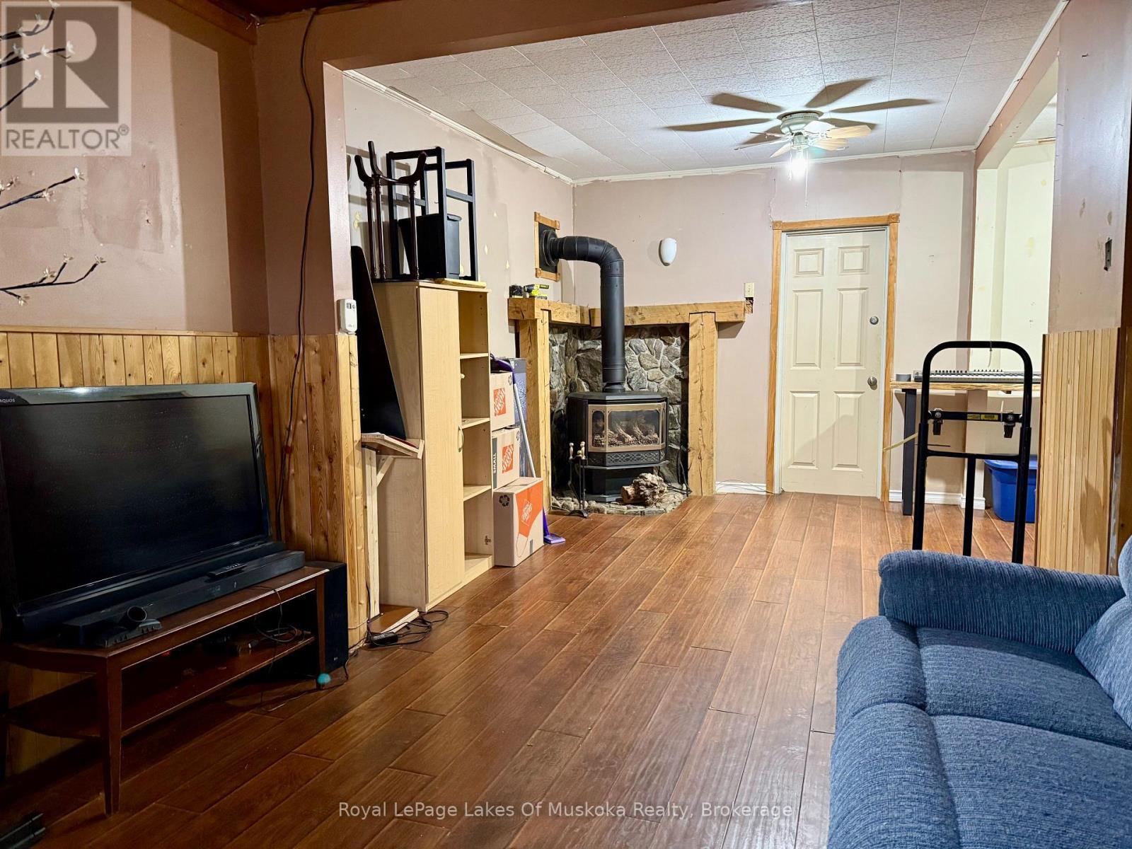 134 Main Street, Burk'S Falls, ON - Indoor Photo Showing Living Room