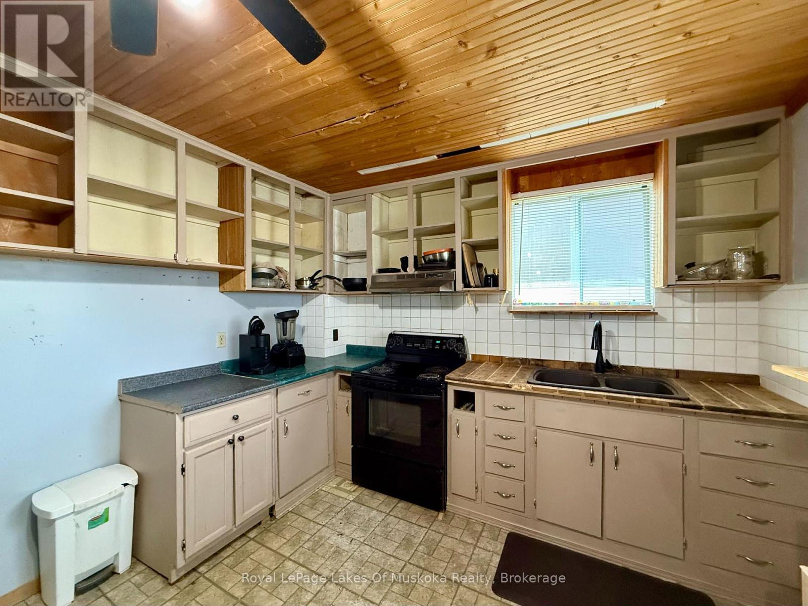 134 Main Street, Burk'S Falls, ON - Indoor Photo Showing Kitchen With Double Sink