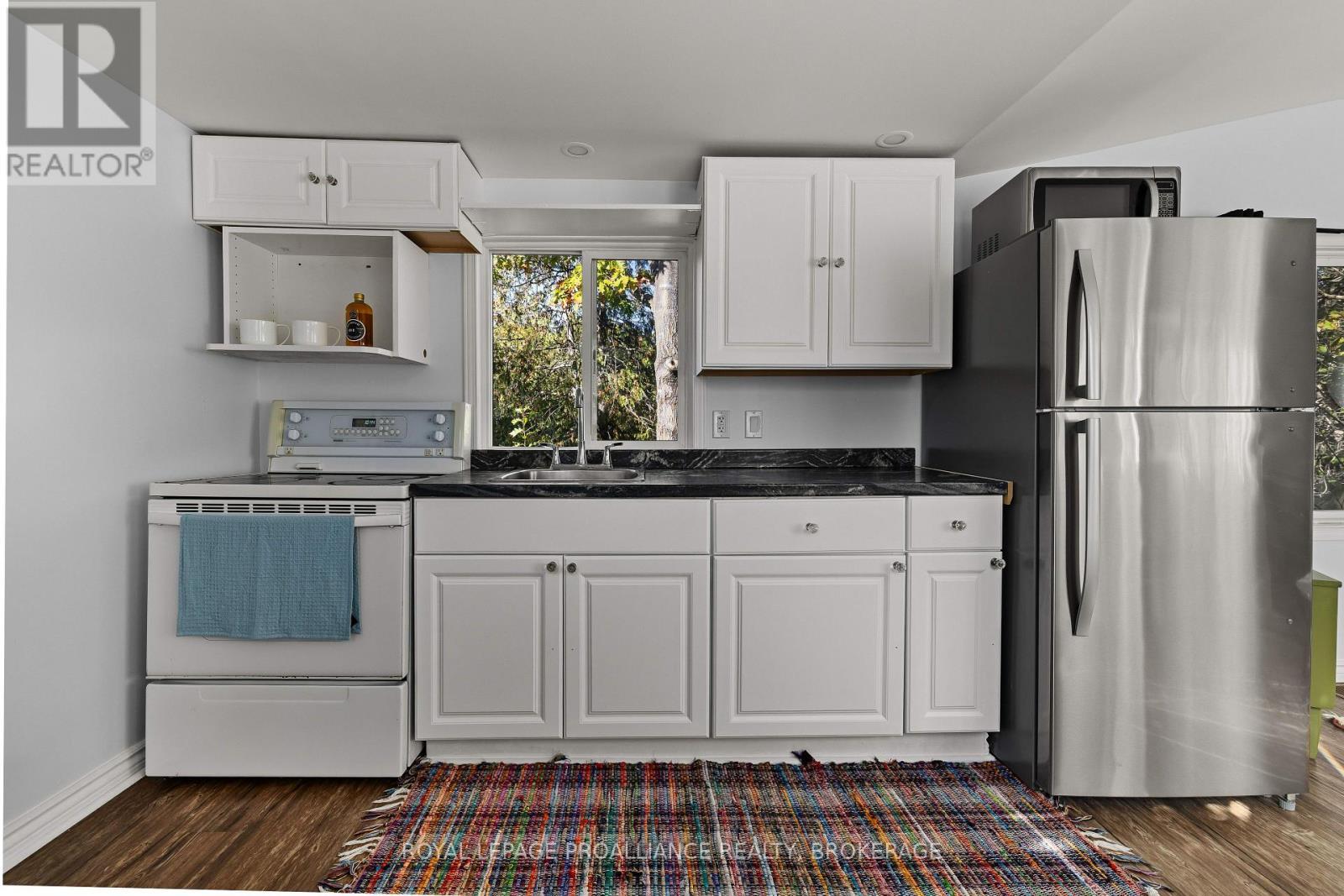 17 - 5569 Bath Road, Loyalist (Lennox And Addington - South), ON - Indoor Photo Showing Kitchen