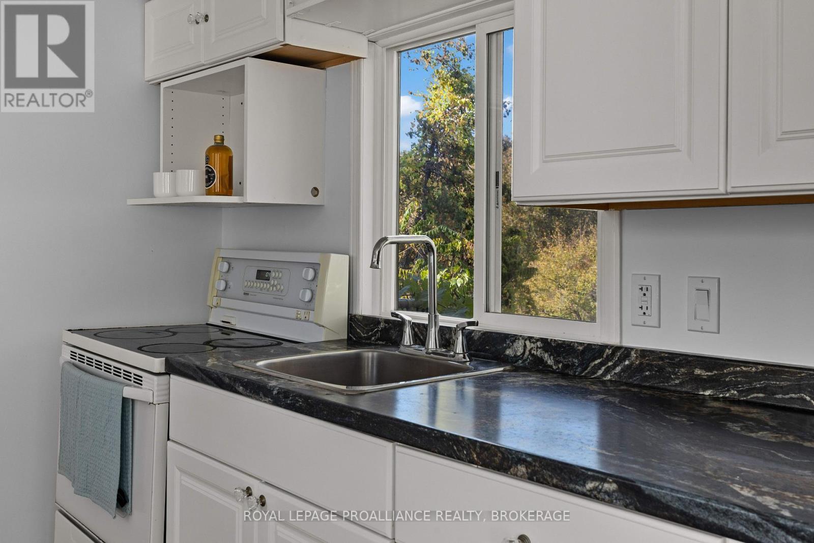 17 - 5569 Bath Road, Loyalist (Lennox And Addington - South), ON - Indoor Photo Showing Kitchen