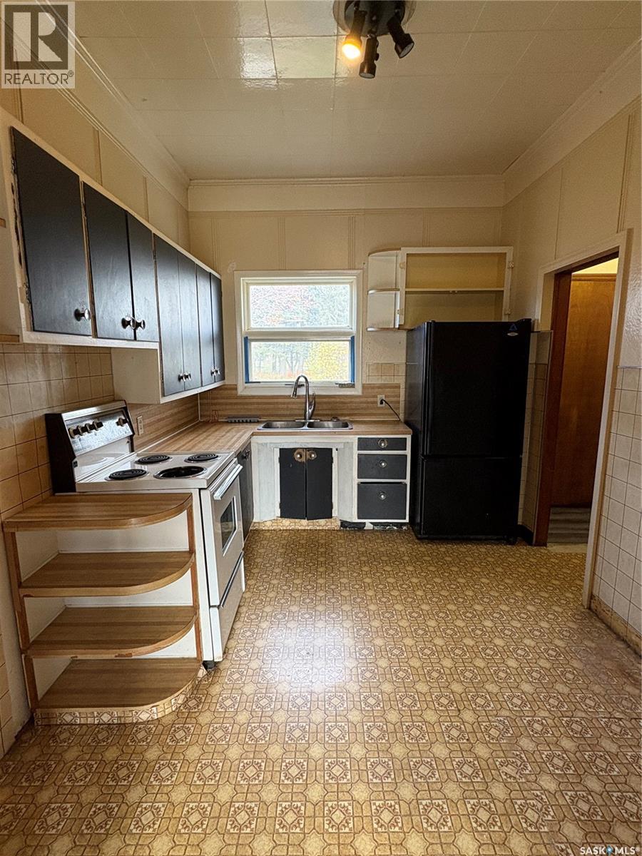 144 Main Street, Arran, SK - Indoor Photo Showing Kitchen With Double Sink