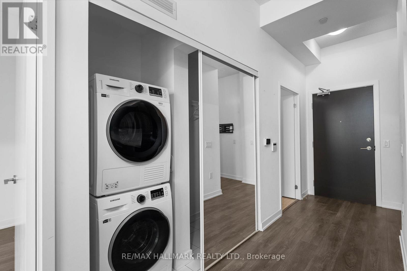 511 - 60 Honeycrisp Crescent, Vaughan, ON - Indoor Photo Showing Laundry Room
