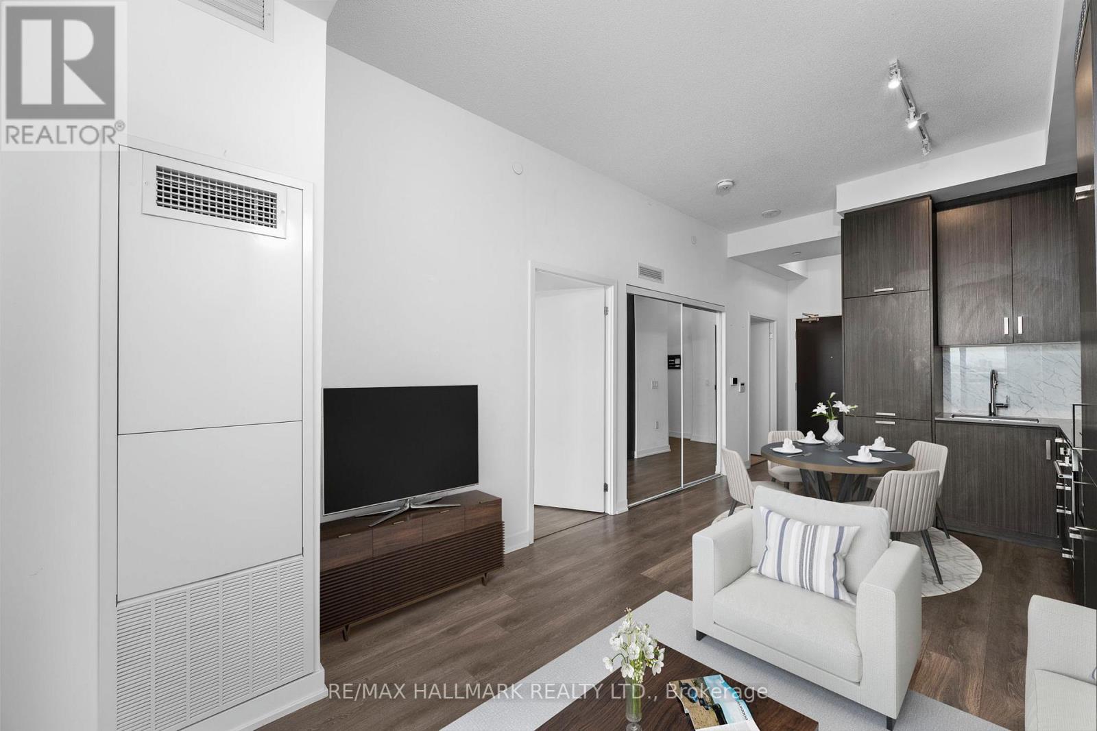 511 - 60 Honeycrisp Crescent, Vaughan, ON - Indoor