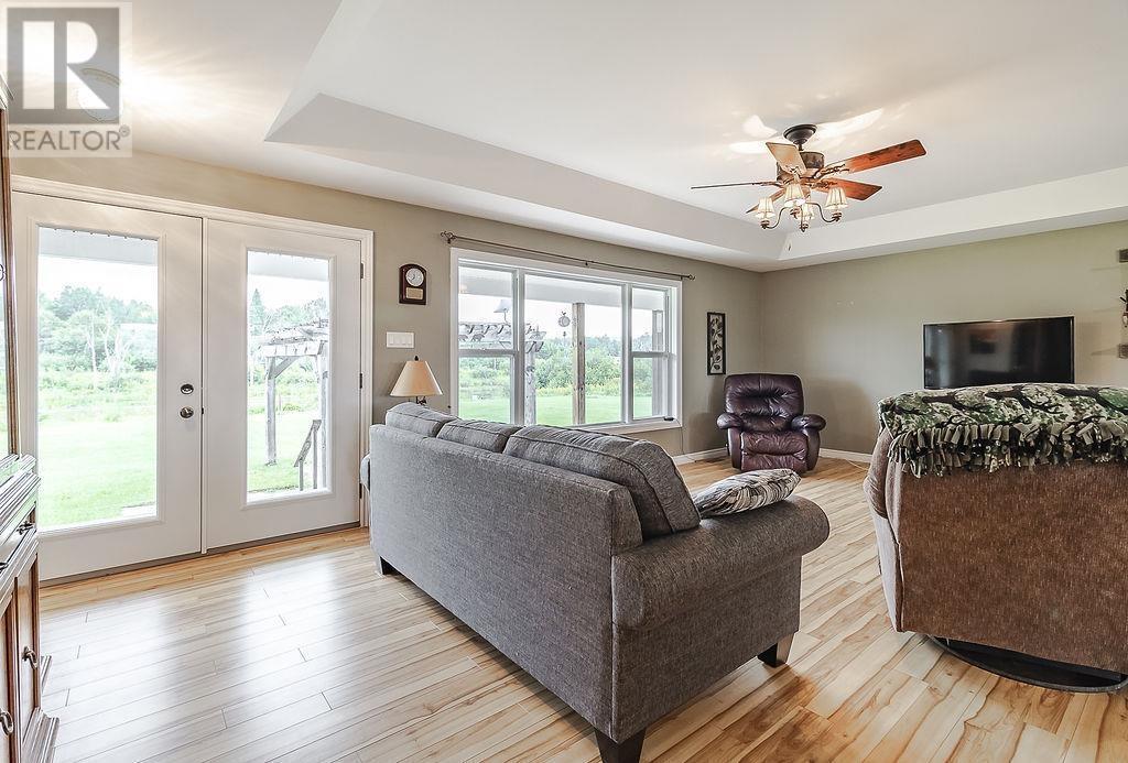 234 Echo Lake Rd, Echo Bay, ON - Indoor Photo Showing Living Room