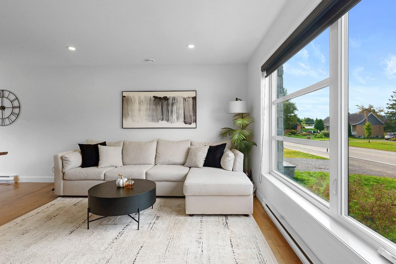Living room - 34Z Ch. De Gosford, Shannon, QC - Indoor Photo Showing Living Room